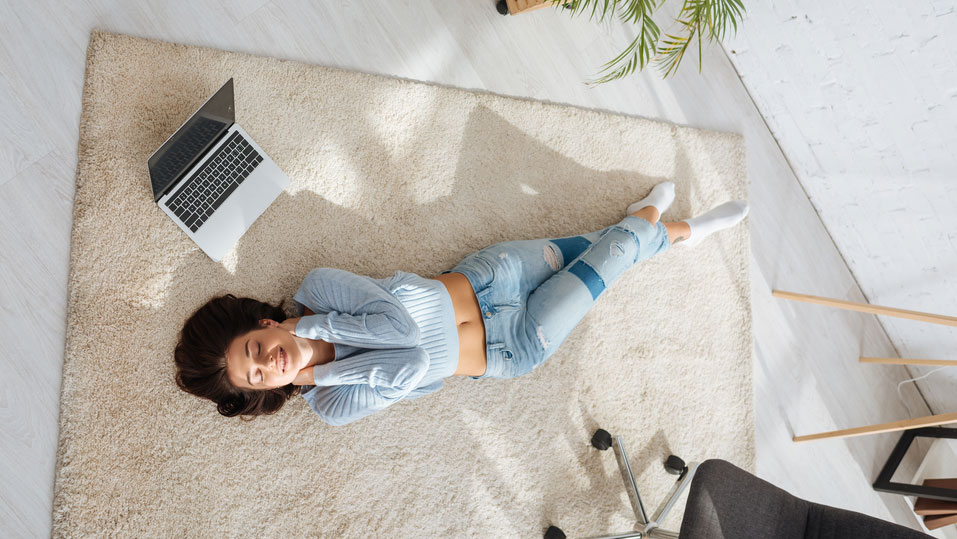 Девушка пишет блог